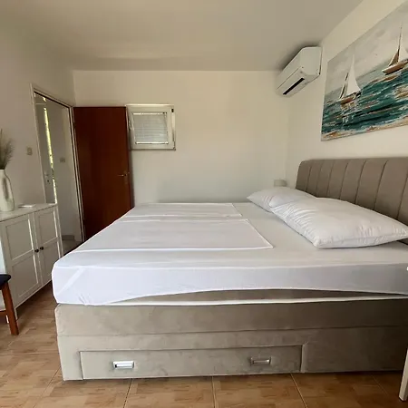 Roso Seafront House *